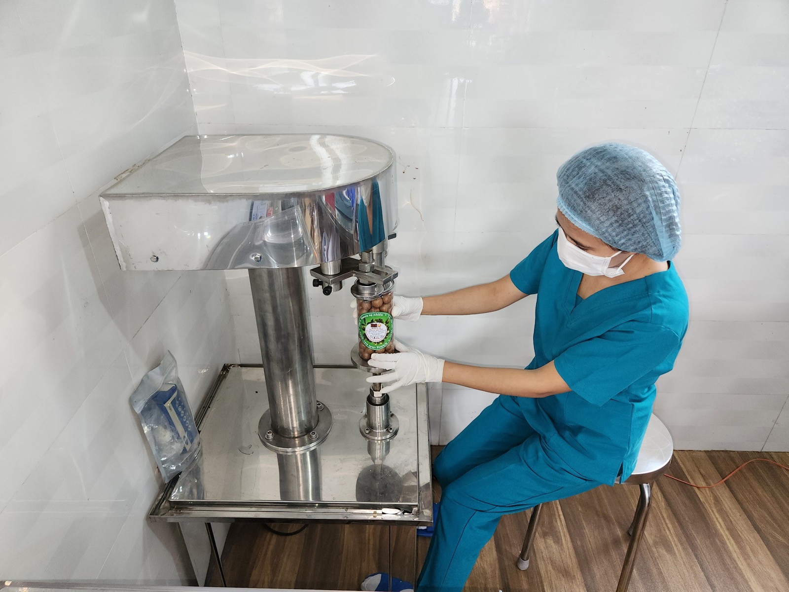 Đóng gói hạt macca trong lọ kín tại cơ sở Rio Macca