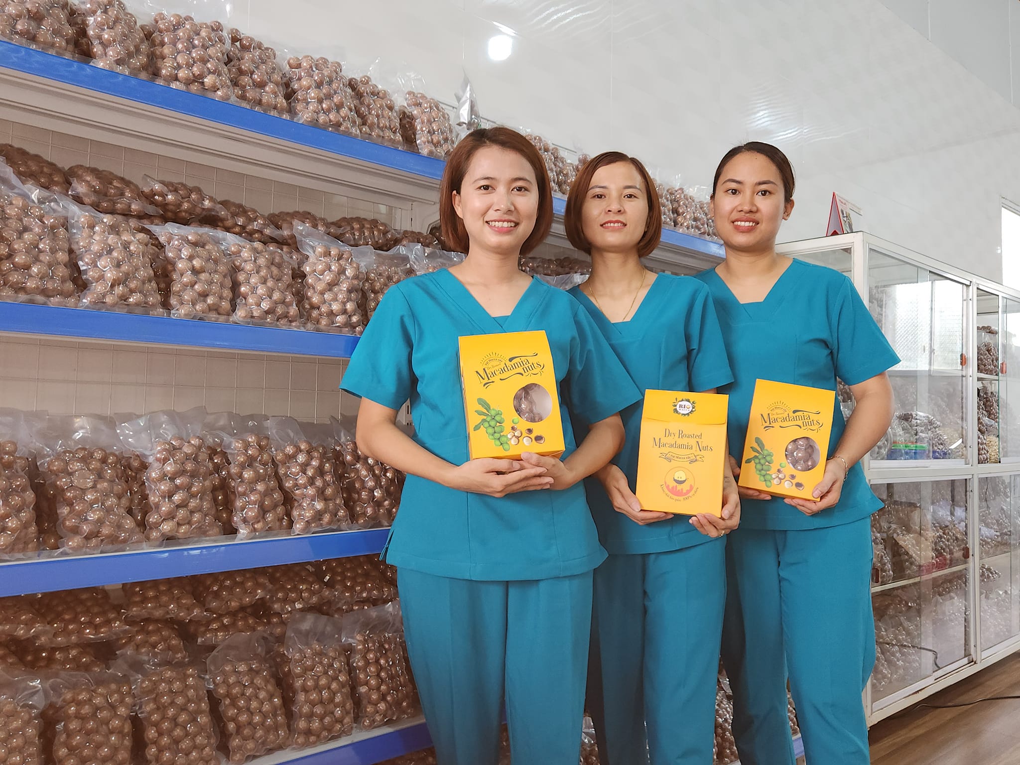 Đội ngũ nhân viên Rio Macca tại cơ sở sản xuất